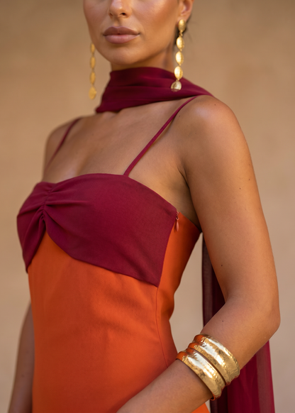 Zahara | Vestido en naranja con escote en rojo